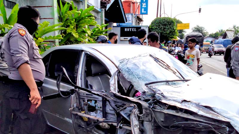 Seruduk Truk Semangka Sedan Ringsek di Ruas Jalur Sumpiuh