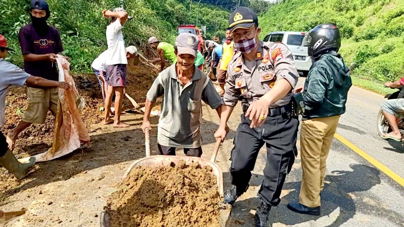 Tebing Longsor Tutup Bahu Jalan Krumput