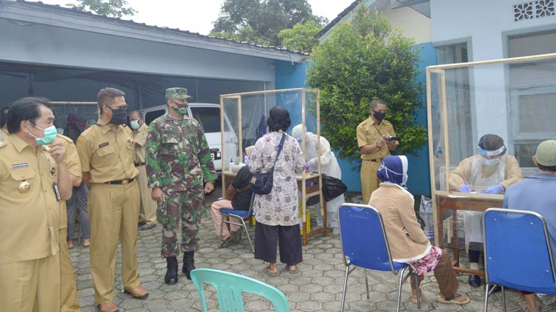 Petugas Kesehatan Lakukan Rapid Test Mendadak