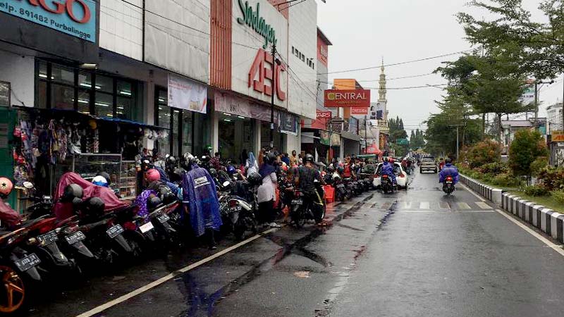 Protokol Kesehatan Diabaikan - Pertokoan dan Pasar Mulai Dipadati Warga