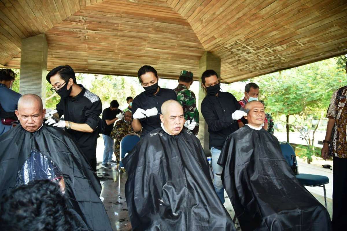 Sambut Suka Cita  Zero Covid, Bupati Kebumen dan 34 ASN Cukur Gundul