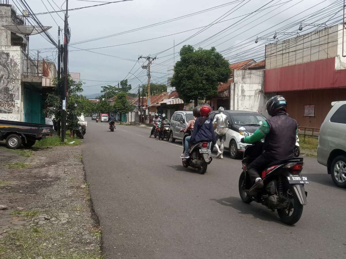 Manusia Silver kembali muncul di Kota Purwokerto