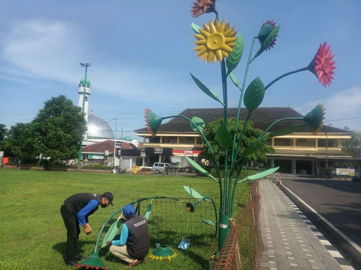 Mulai Redup dan Mati, 50 Lampu Pohon Matahari Di Alun-Alun Kota Purwkerto Diganti