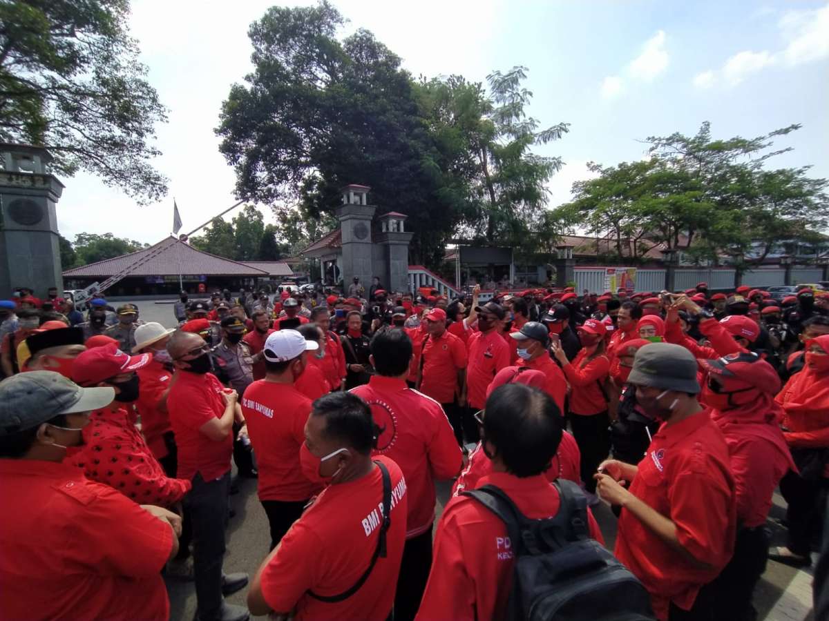 dr Budhi: Antisipasi Pembakaran Bendera, Massa PDIP Banyumas Ikut Berkumpul