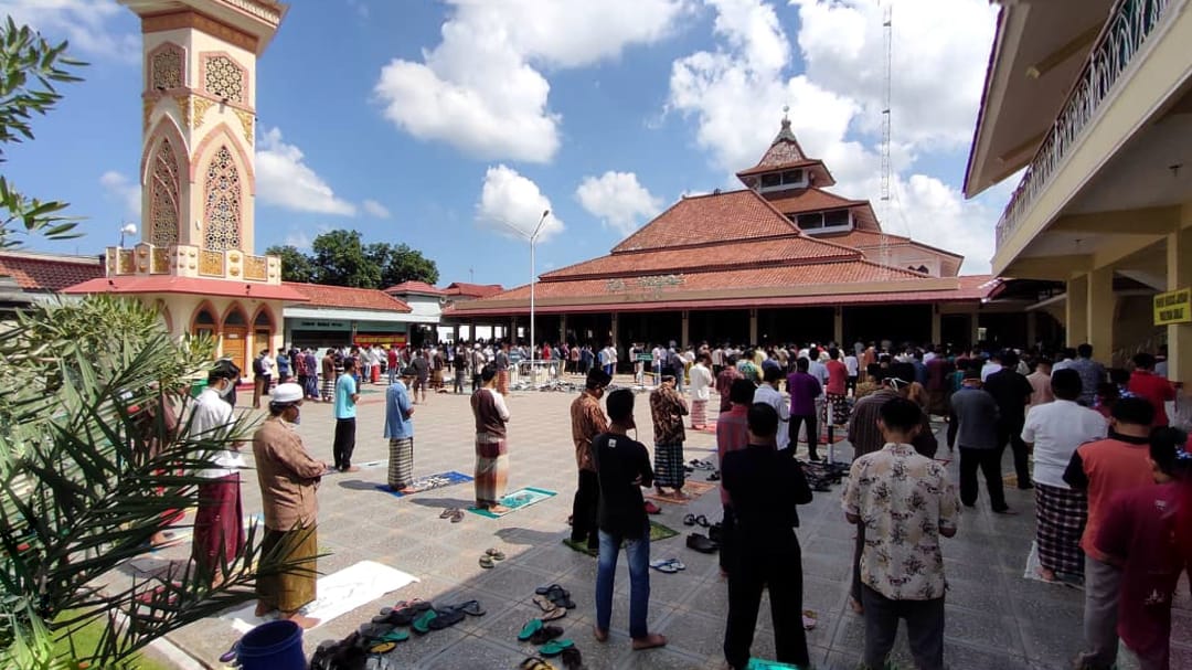 Jamaah Berbondong-bondong Hadir di Masjid Agung Kebumen Saat Salat Jumat