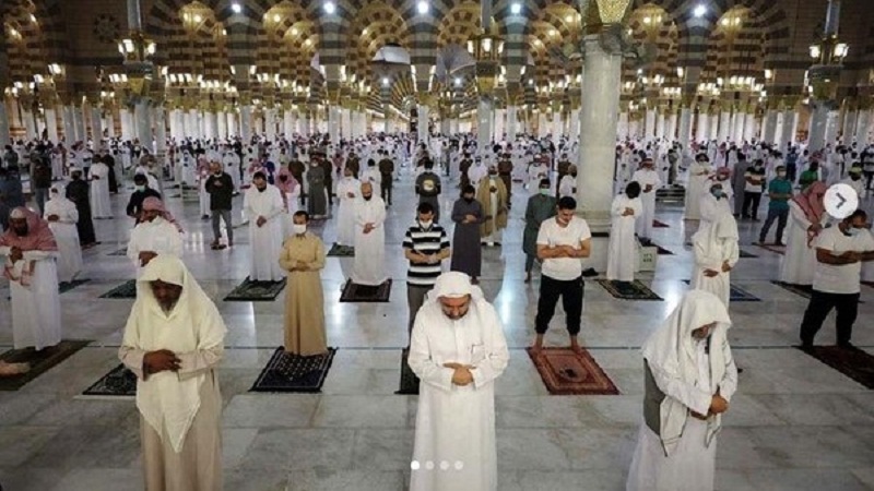 Jamaah Masjid di Arab Saudi Jaga Jarak Sampai 2 Meter 