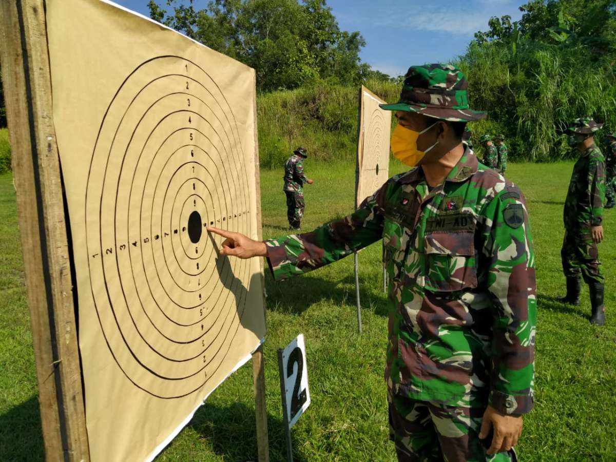 Anggota Kodim  0701/Banyumas Asah Ketepatan Menembak Senjata Ringan di Wangon