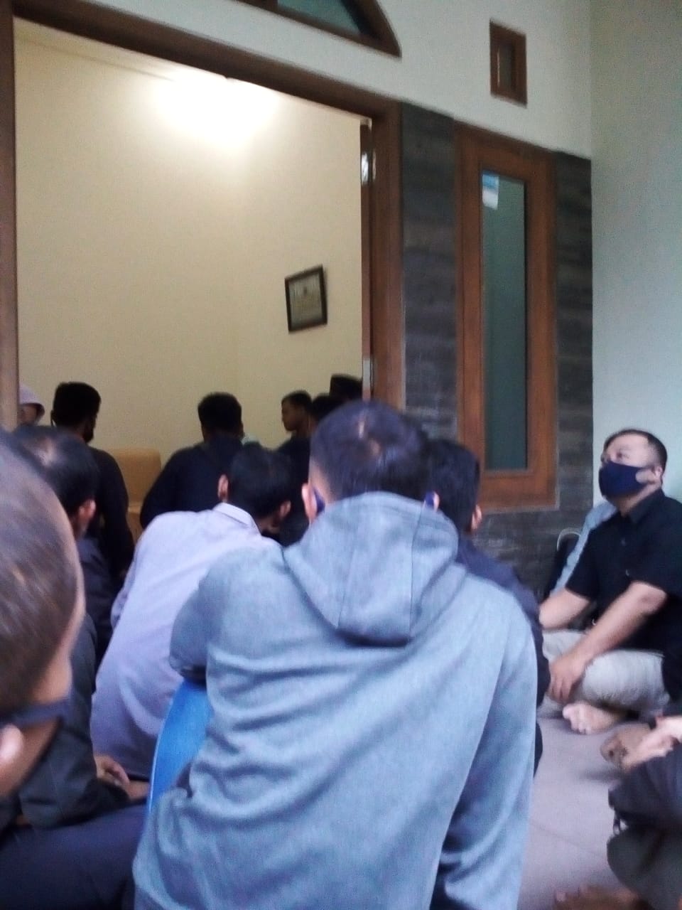 Rumah Kasatpol PP Kebumen R Agung Pambudi Digeruduk Tenaga Bantu Satuan Polisi Pamong Praja (Banpol PP)