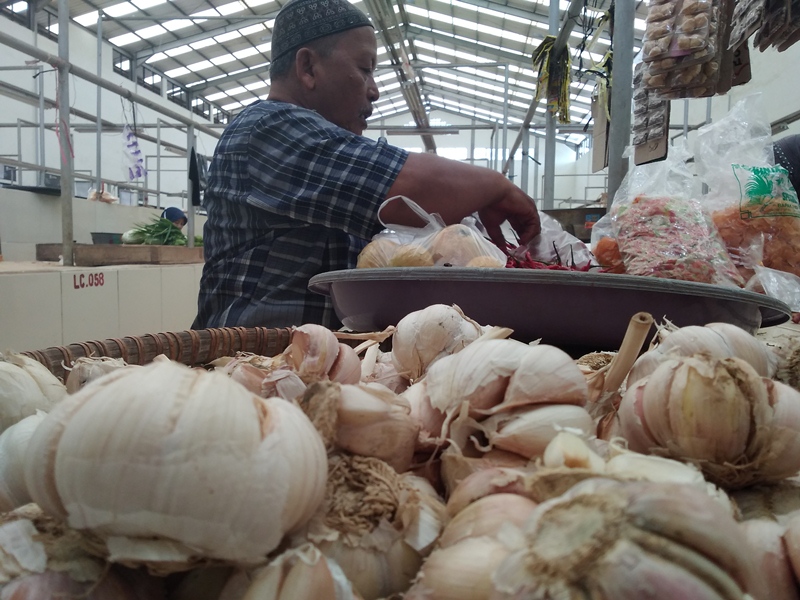 Pedagang di Pasar Sumpiuh Keluhkan Penjualan Bawang Putih