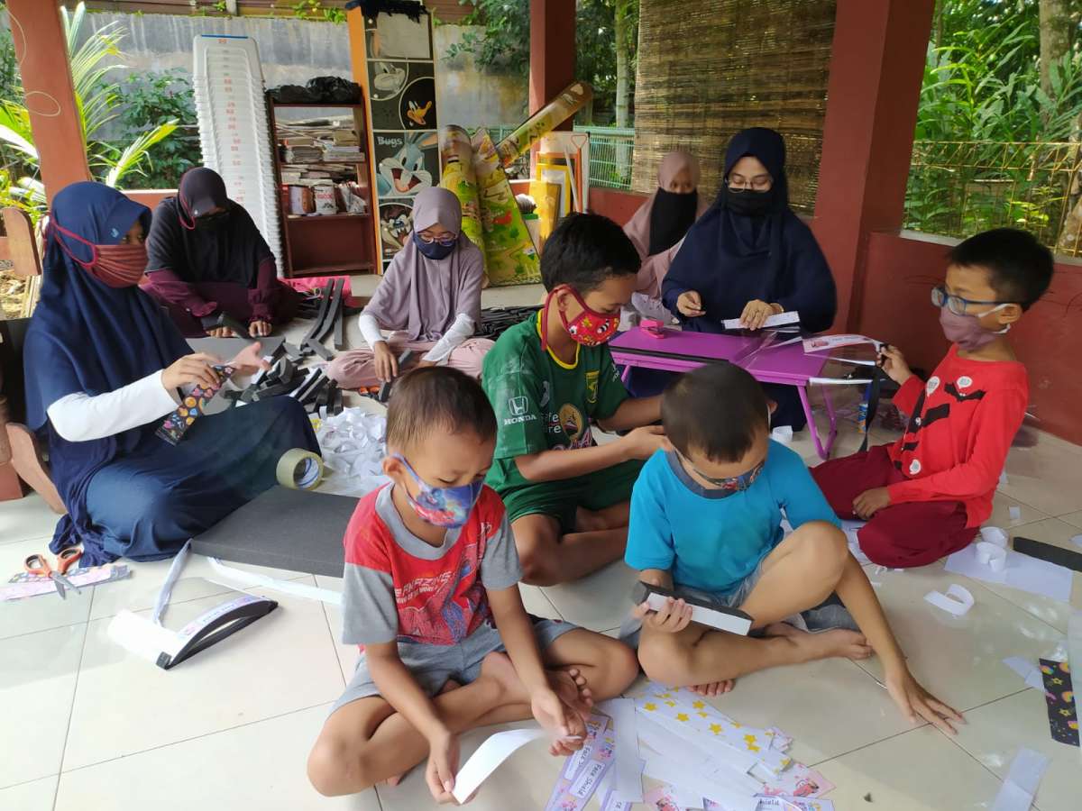 Di Rumah Aja, Anak-Anak Di Pasir Lor Isi Waktu Dengan Membuat Face Shield