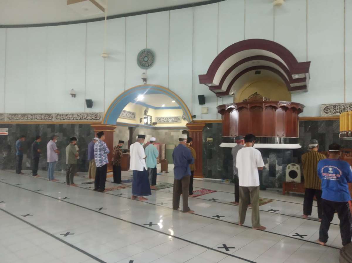 Jaga Jarak, Deretan Shaf Ada yang Disilang di Masjid Agung Baitussalam Purwokerto