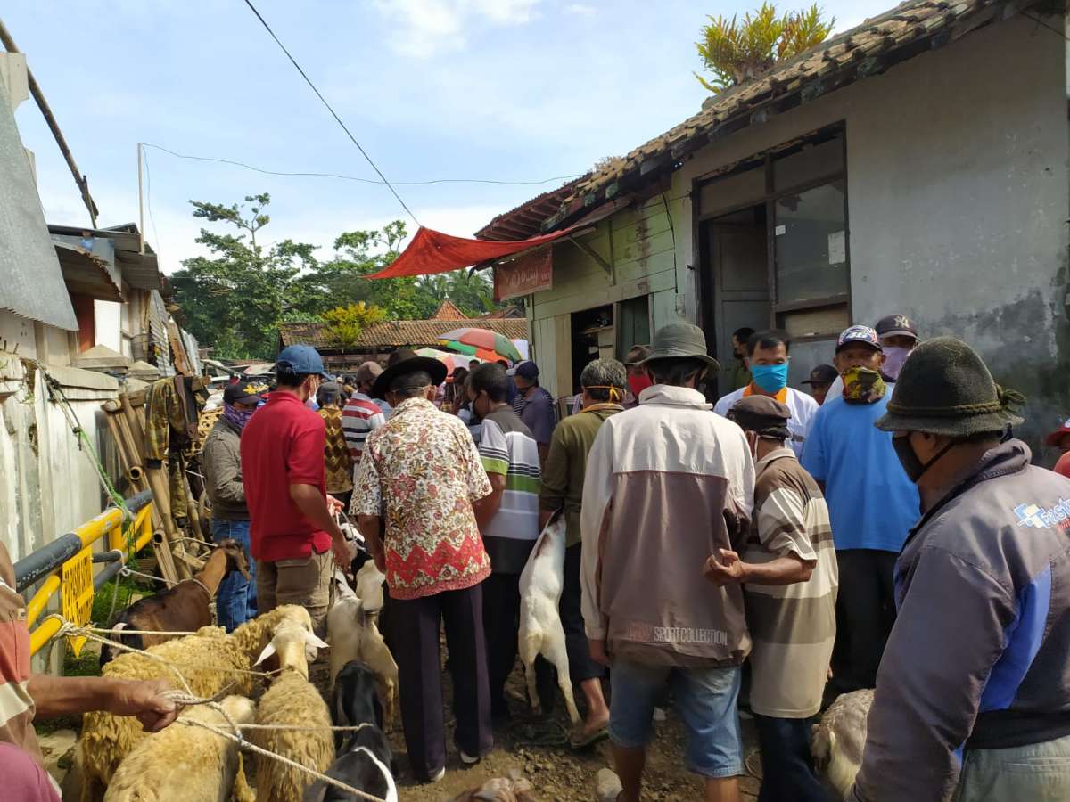 Pasar Cilongok Padat, Pengunjung Tak Hiraukan Protokol Covid-19