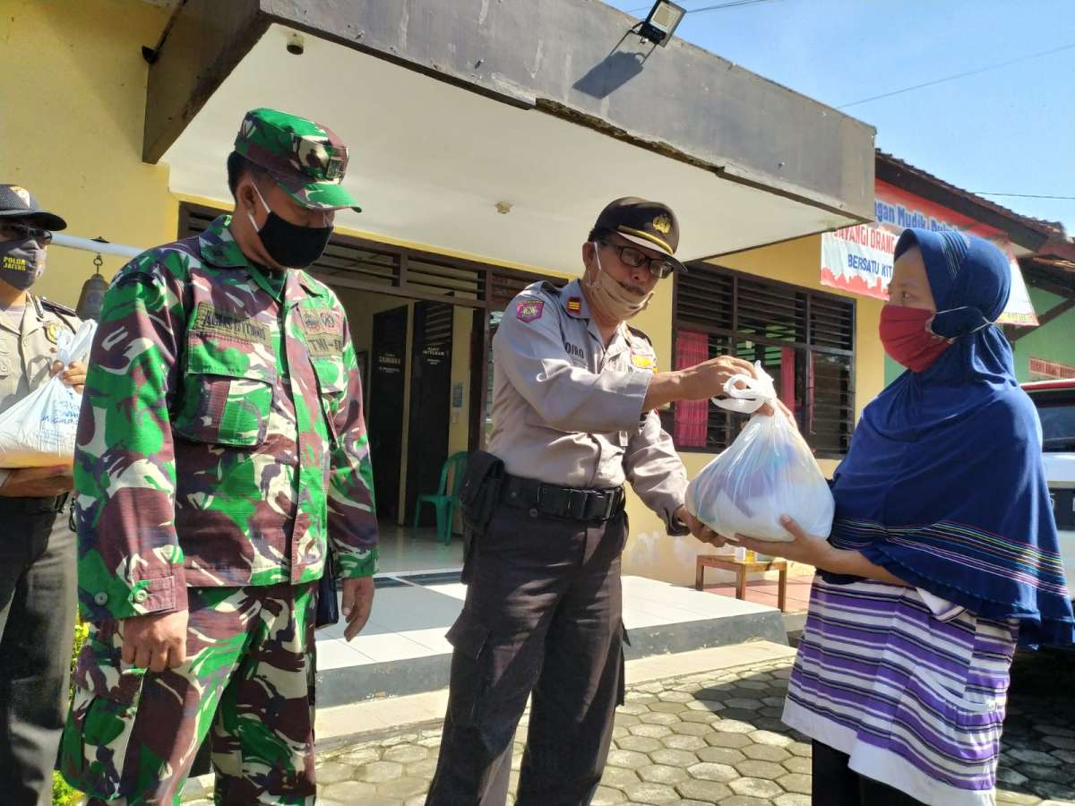 Polsek Kedungbanteng Bagikan 115 Paket Sembako