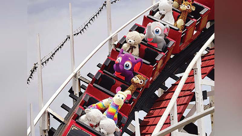 Boneka Jadi Penumpang Baru Roller Coaster