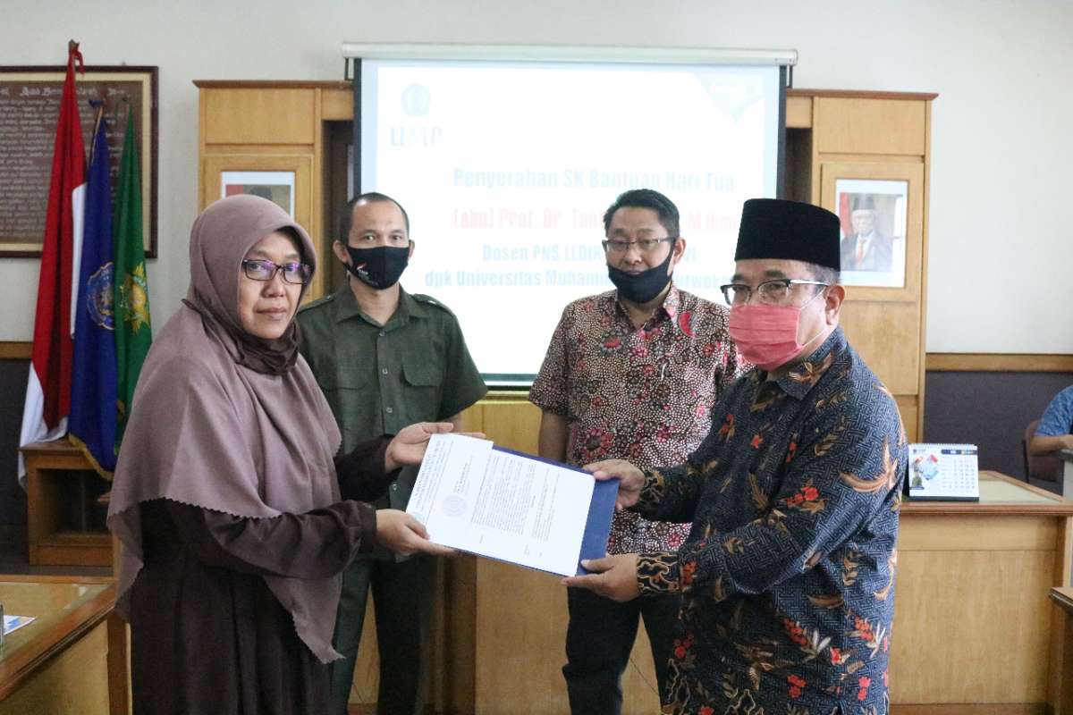 UMP Beri Tali Asih Sekaligus Bantuan Hari Tua ke Keluarga Proffesor Tanto Sukardi