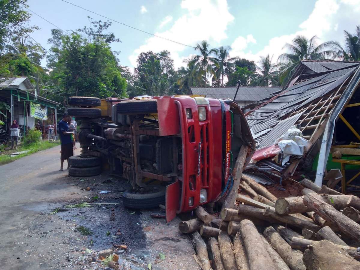 Diduga Rem Blong, Truk Tabrak Gudang Kelapa di Sumpiuh