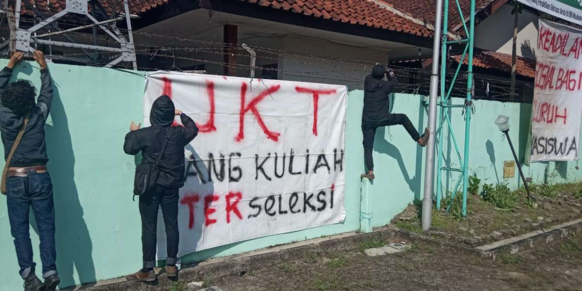 Tuntut Keringanan UKT, Mahasiswa IAIN Purwokerto Gelar Aksi