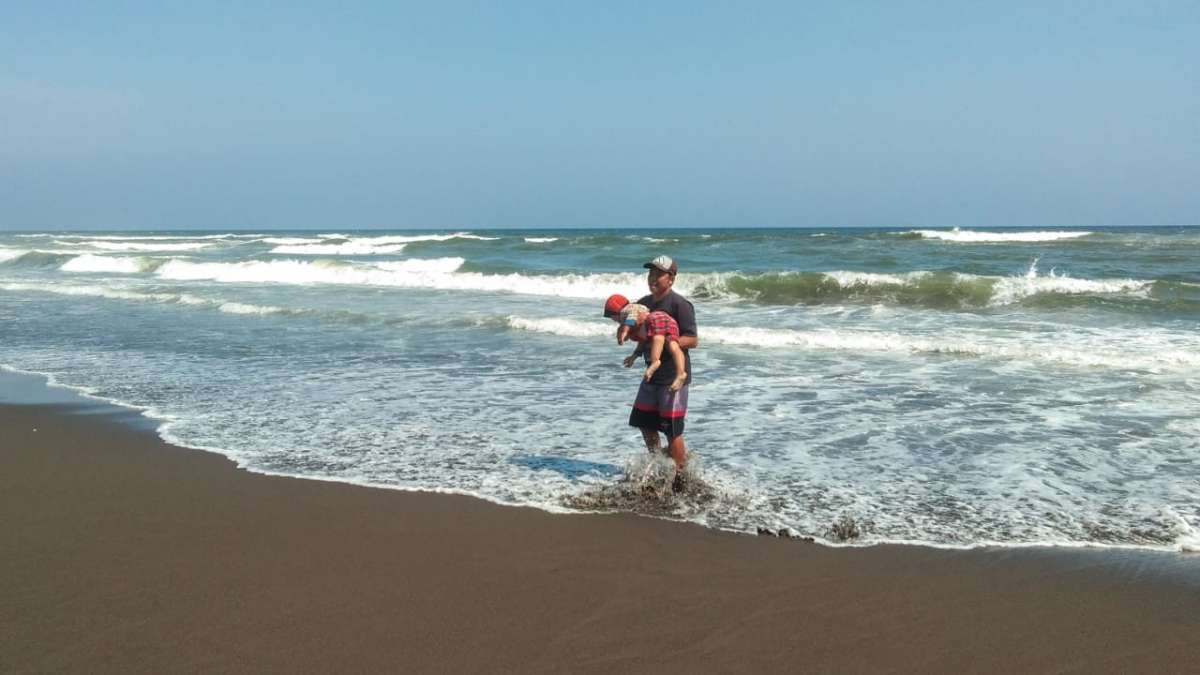 Pantai di Cilacap Sudah Dibuka, Gelombang Masih Tinggi, Wisatawan Dihimbau Waspada