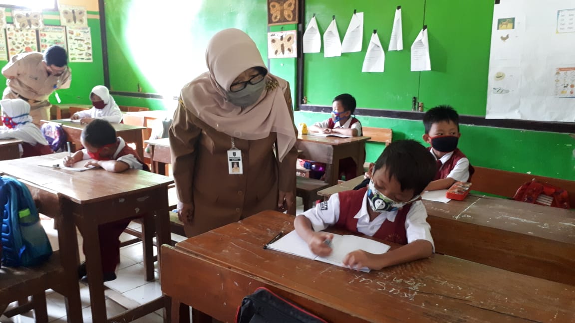 Simulasi KBM Tatap Muka Siswa SD dan SMP di Kabupaten Tegal, Ada Orangtua Mencegah Anaknya ke Sekolah