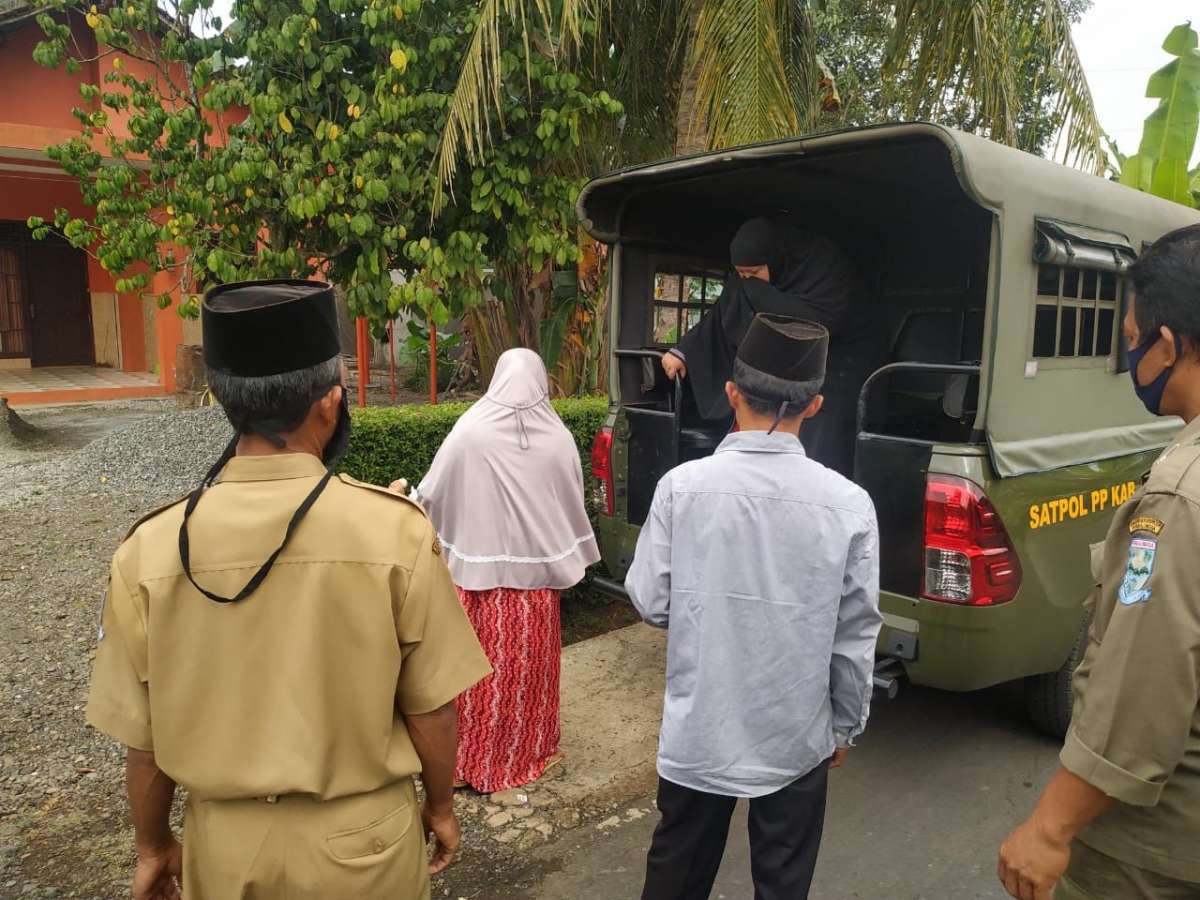 Depresi, Seorang Wanita Bikin Gaduh di Masjid