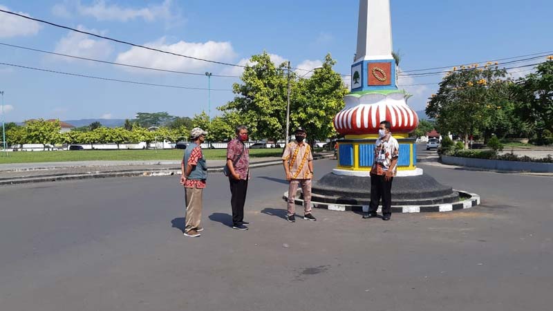 Bagian Tengah Tugu Alun-alun Banyumas Steril PKL, Konsep New Normal PKL di Sayap Barat dan Timur