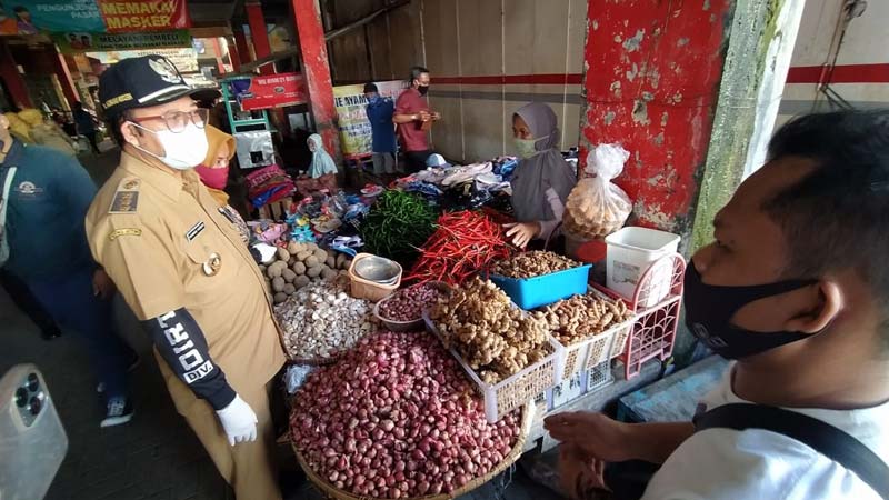 Paska Terdampak Omzet Akibat Covid, Bupati Husein Ajak Warga Belanja Lagi di Pasar Wage