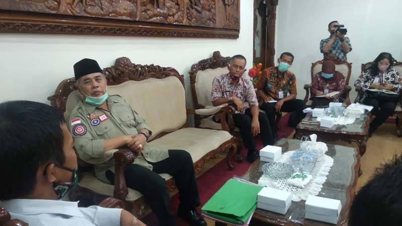 Gelar Pertemuan di Rumah Dinas, Bupati Kebumen  H Yazid Mahfudz Didesak Pecat Kades Adimulyo