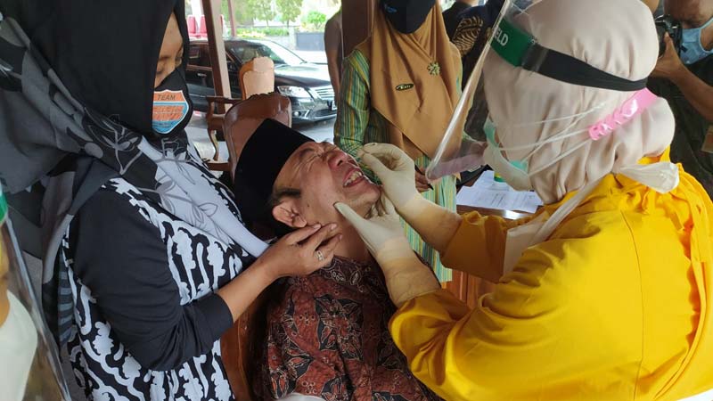 Bupati Banyumas Ir Achmad Husein Meringis Saat di Swab, Husein: Jebule Kaya Kiye Rasane Diswab