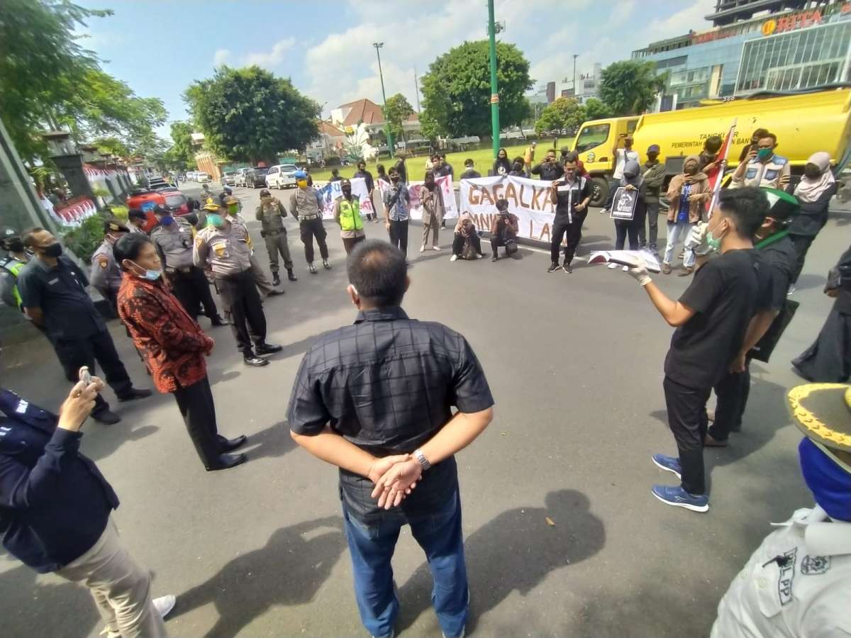 Demonstran Tolak RUU Cipta Kerja Sempat Paksa Anggota Dewan Tandatangani Tuntutan di Banyumas