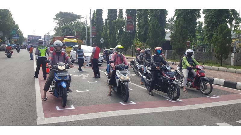 Unik Mirip Balapan, Pengendara Motor Berhenti di Lampu Merah Wajib Jaga Jarak di Rambu Pengecatan Physical Dis