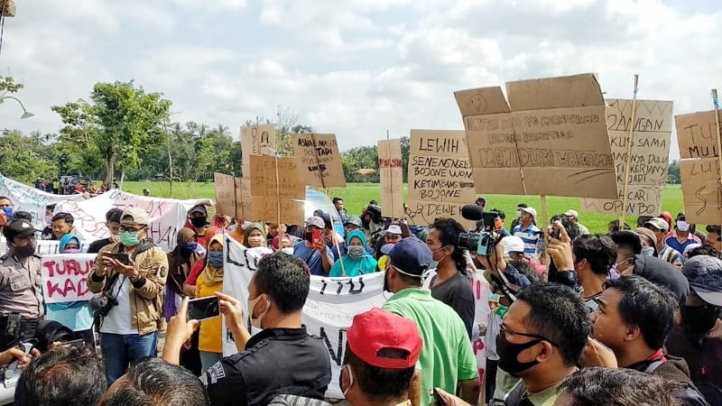 Akhirnya Warga Desa Adimulyo Geruduk Kantor Desa, Tuntut Kades Mundur Karena Dugaan Kasus Perselingkuhan