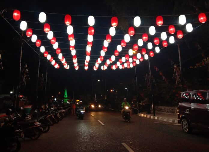 Jelang Perayaan HUT Kemerdekaan RI, Alun-alun Kota Magelang Dipasangi Lampion Merah Putih