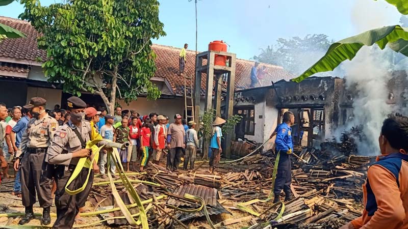 Gudang Isi 1 Ton Padi Kering, Traktor Ludes Terbakar, Kerugian Capai Rp 50 Juta