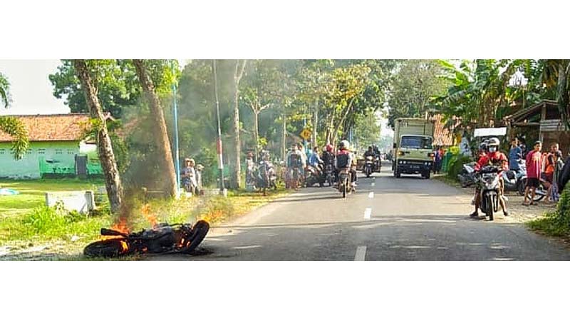 Hindari Pesepeda, Tabrak Truk, Pemotor Tewas dan Motor Terbakar