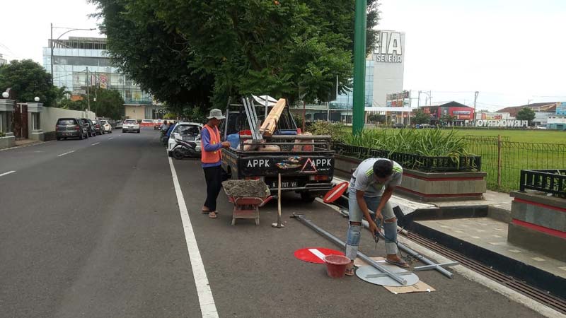 Rambu Lalu Lintas di Sistem Satu Arah Mulai Dipasang di Kota Purwokerto