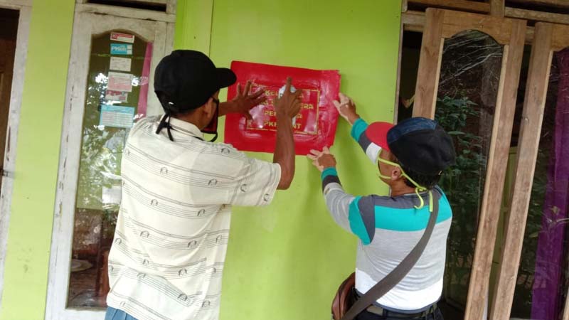 626 Rumah Penerima Bansos di Kecamatan Sumpiuh Dipasang Stiker  Agar Transparan dan Update Data