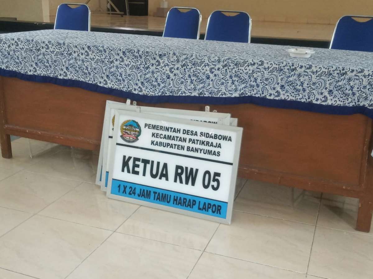 Tolak Tower, Ketua RT di Desa Sidabowa Serahkan Plakat dan Stempel Ke Pemdes
