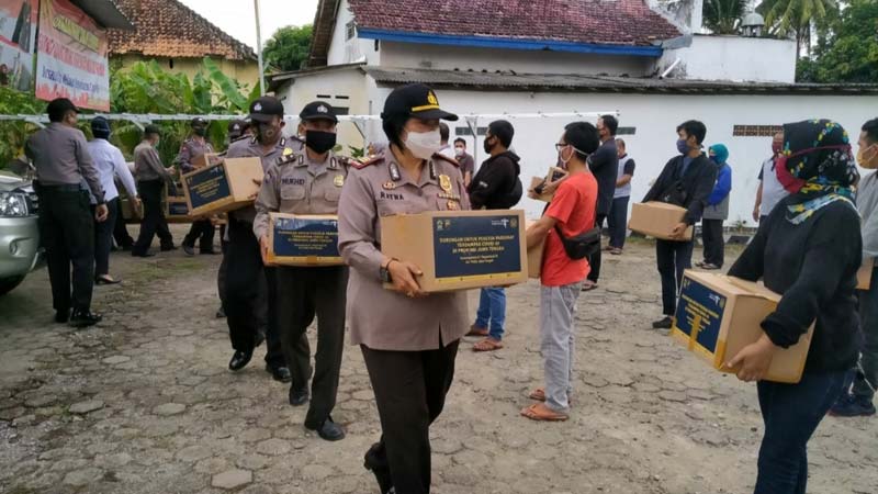 Polsek Kalibagor Bagikan 40 Paket Sembako