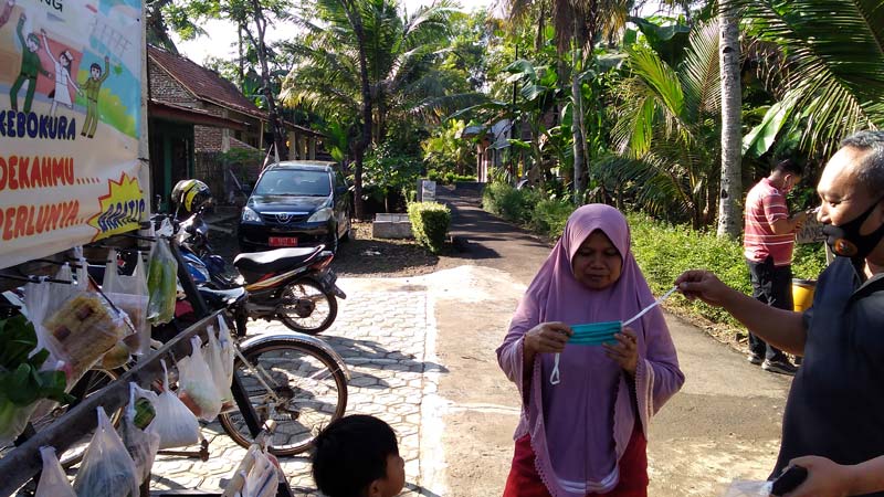 Ambil Sembako Cantel Tak Bermasker, Diingatkan Langsung Petugas Jogo Tonggo di Sumpiuh