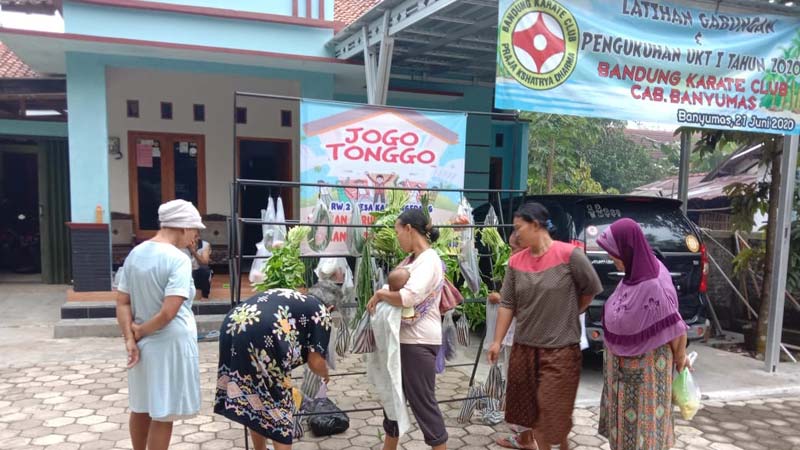 Makin Marak Makin Abai, Warga Remehkan Protokol Kesehatan Saat Ambil Sembako Cantel