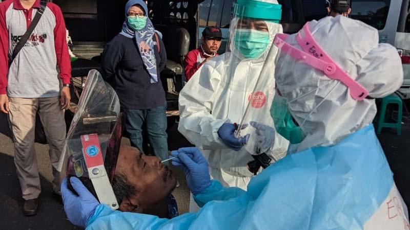 Tak Bermasker, Pengunjung Stadion Goentoer Darjono Purbalingga Langsung Digiring Tes Swab Dadakan