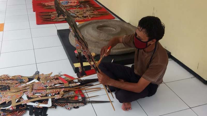 Sapu Debu, Ratusan Wayang Antre Tunggu Giliran 