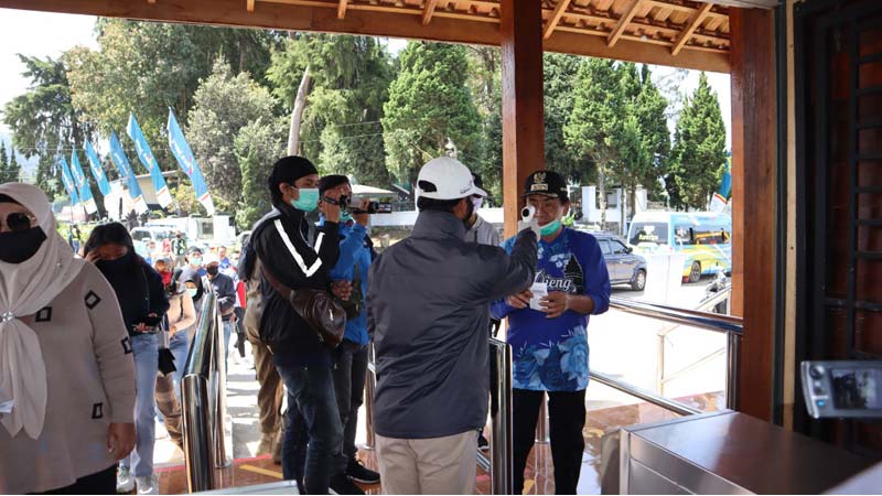 Sempatkan Gowes di Dieng Saat Tinjauan, Bupati Budhi Sarwono Ingatkan Jaga Jarak dan Tenaga Kesehatan Harus Si