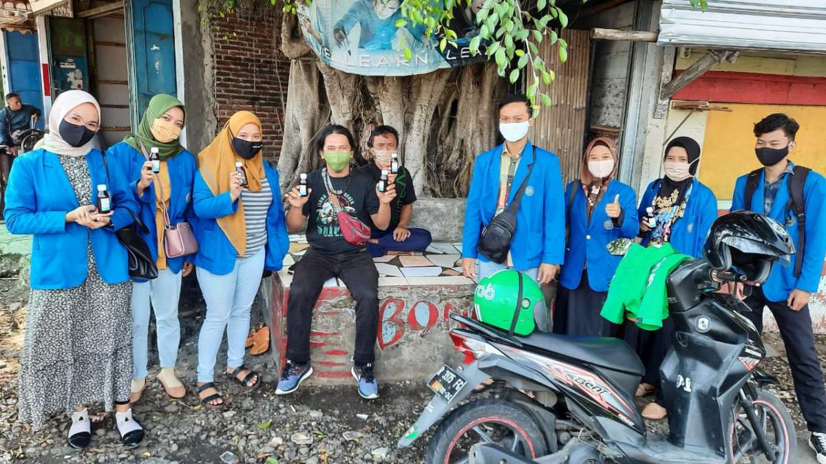 Mahasiswa KKN Alternatif Kelompok 05 Fikes UMP Bagikan Handsanitizer Gratis