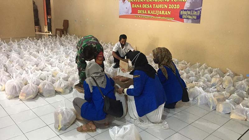 Mahasiswa KKN Alternatif UMP Kelompok Purbalingga 8 Ikut Serta Dalam Pembagian BLT Di Desa Kalijaran