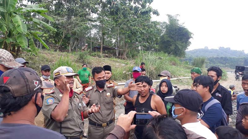 100 Warga Desa Banjaran Bojongsari Geruduk Lokasi Tambang Pasir Sedot di Sungai Klawing, Ancam Tebing Warga Mi