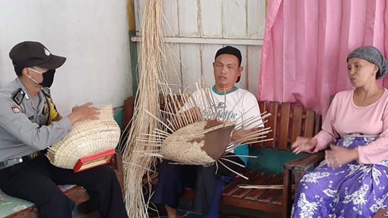 Kisah Tuna Netra Pengrajin Kepek, Jari Jemarinya Lincah Susun Anyaman Hingga Berbentuk Moncong