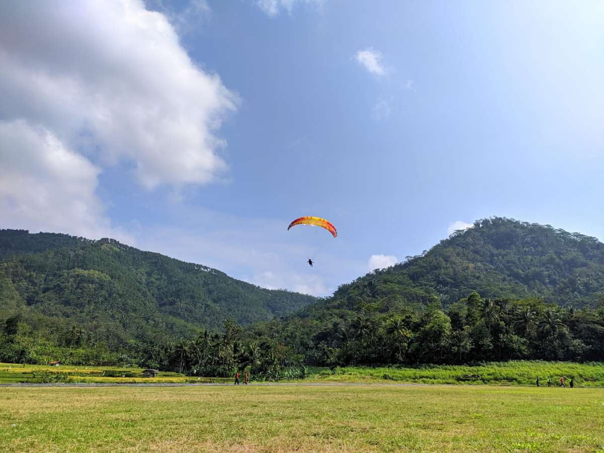Lokasi Pendaratan Paralayang di Cibangkong Pekuncen Perlu Dibenahi