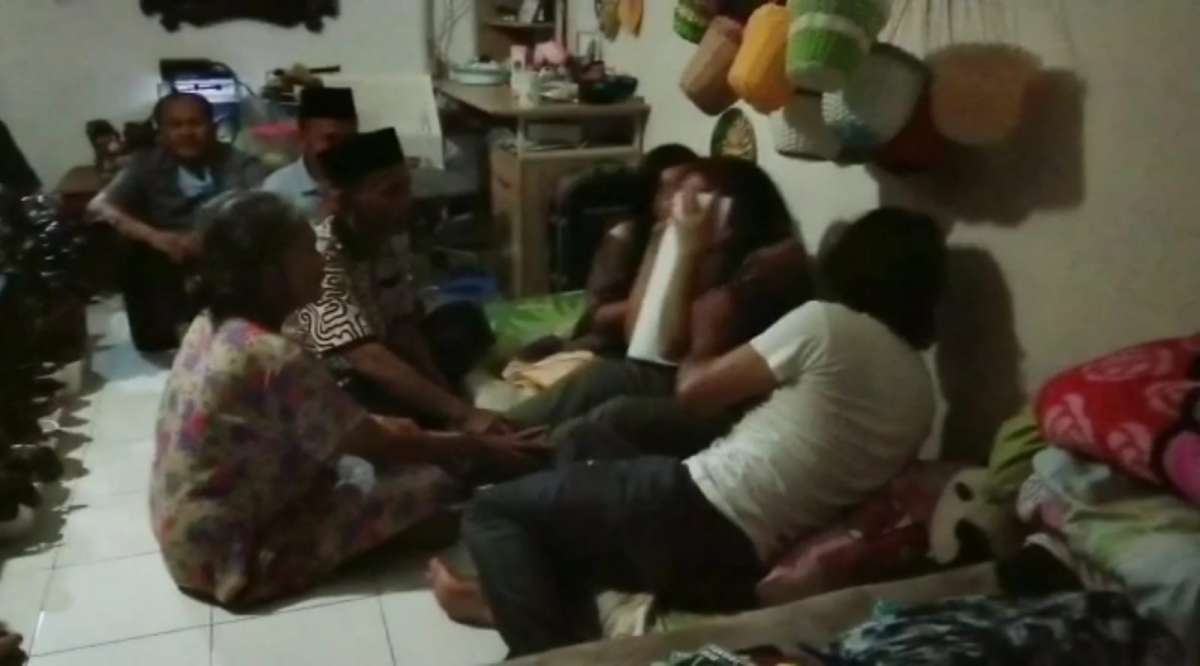 Ibu Korban Histeris dan Langsung Peluk Foto Hendry, Staf KPU asal Banyumas yang Jadi Korban Pembunuhan OTK di 