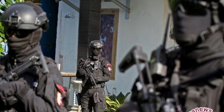 12 Terduga Teroris Beroperasi di Tiga Lokasi,  Satu Tewas dalam Operasi